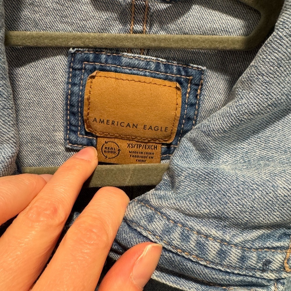 American Eagle Dreamy Drape Cargo cropped Jean jacket - Picture 4 of 5